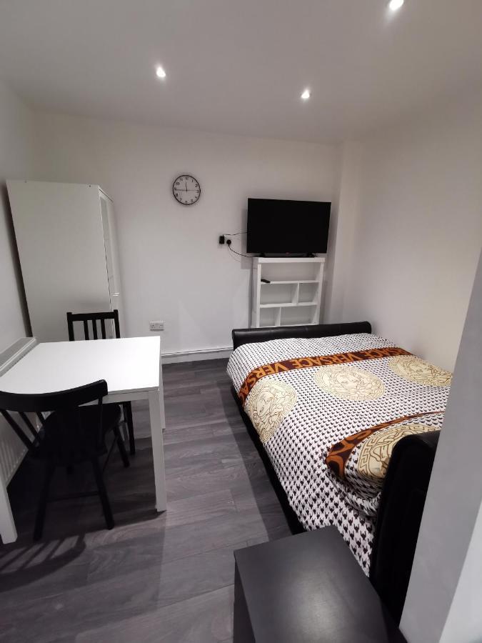 Studio Self Contained Double Bedroom ロンドン エクステリア 写真
